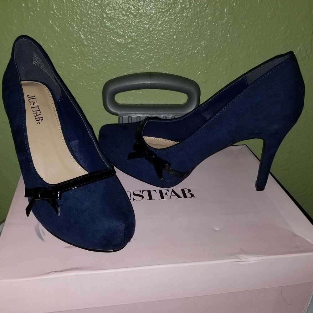 Size 7 Navy Suede heels with black bows.